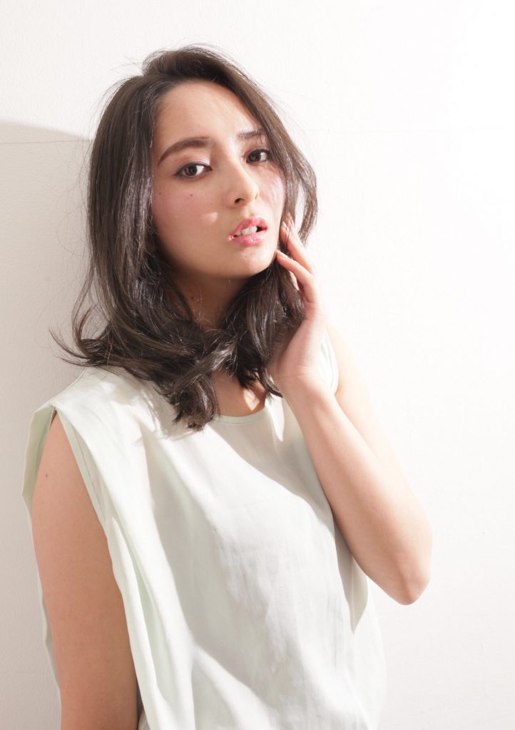 マットグレージュカラーミディアム髪色セミロング池袋美容室